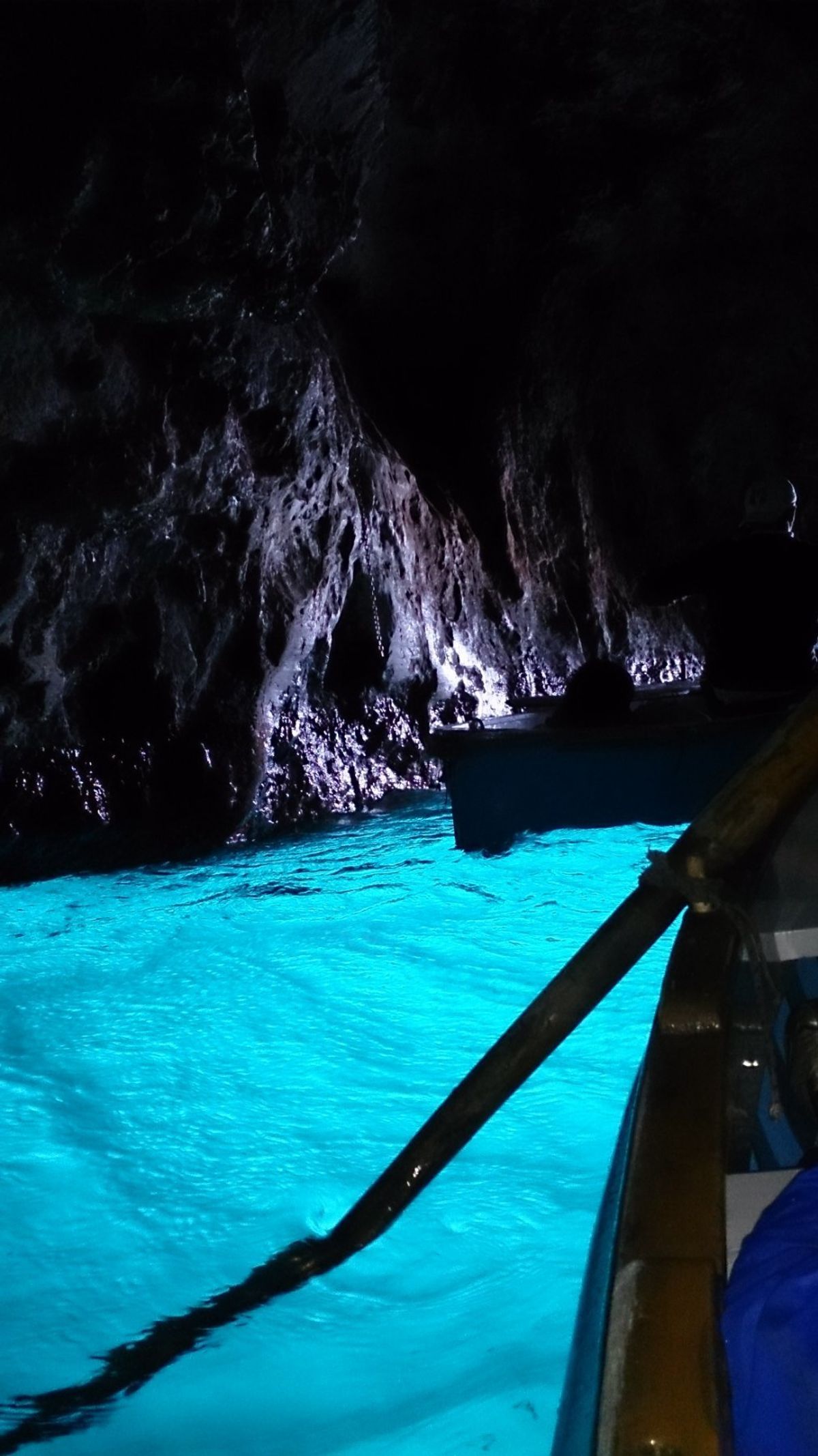 青の洞窟の内部
絶対見に行くことをオススメします。

４月は海が穏やかで、...