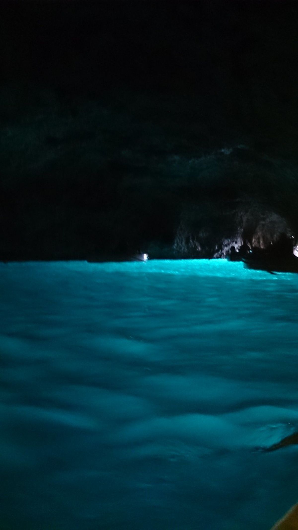 青の洞窟の内部
絶対見に行くことをオススメします。

４月は海が穏やかで、...