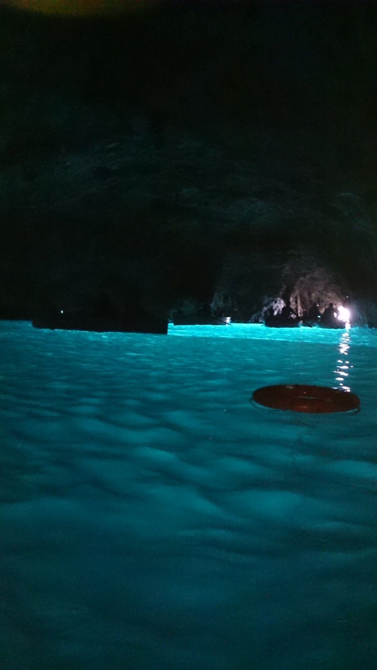 青の洞窟の内部
絶対見に行くことをオススメします。

４月は海が穏やかで、...