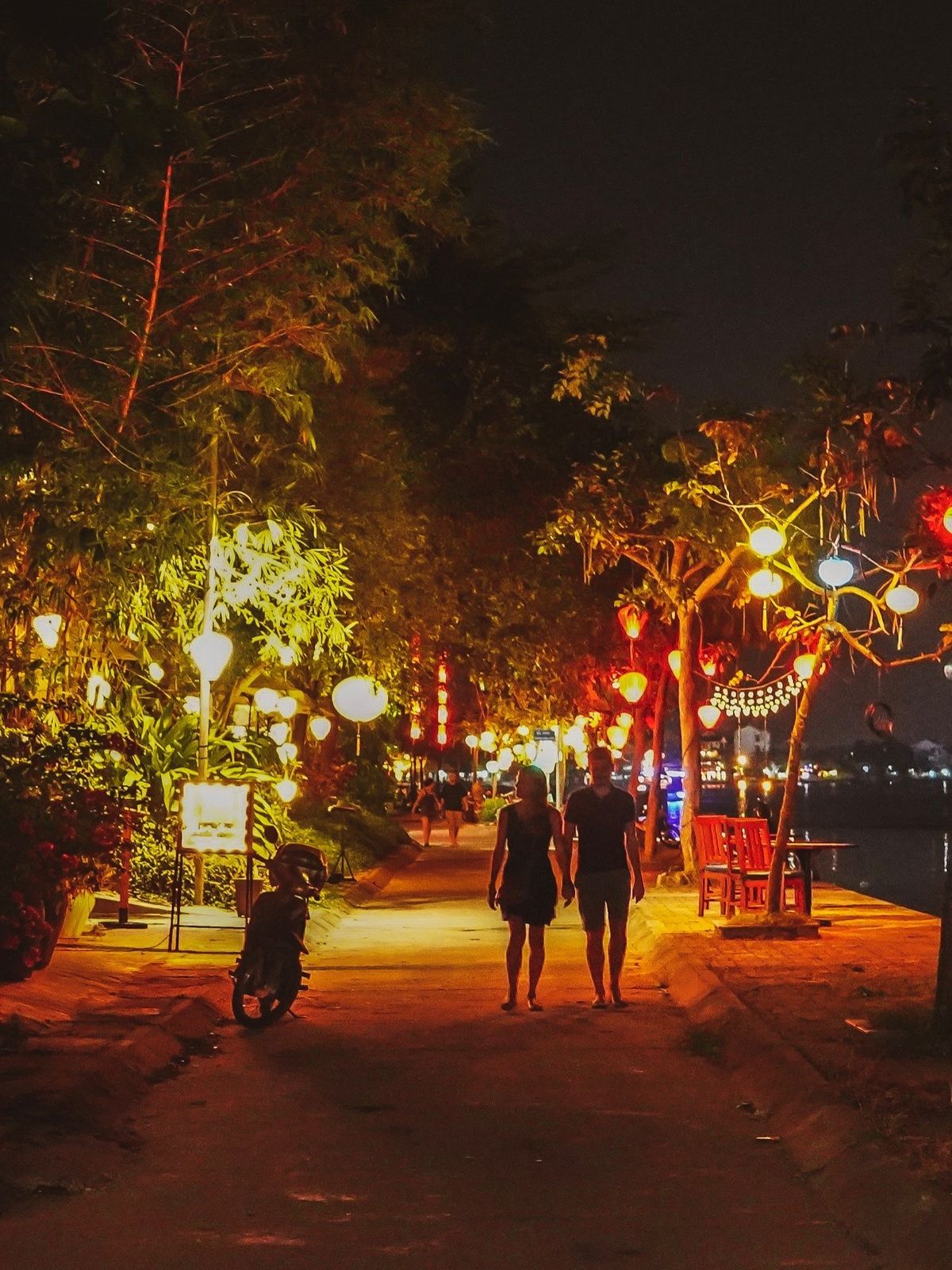 旧市街に近づくにつれて、少しずつランタンが増えてきた。トゥボン川沿いに出る...