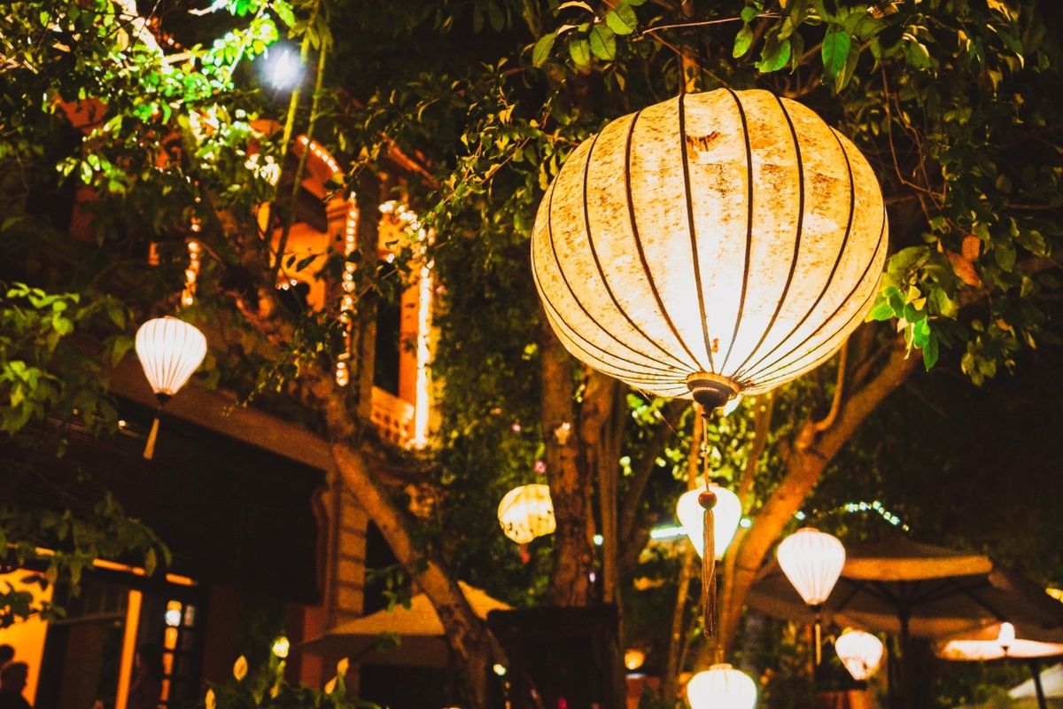 旧市街に近づくにつれて、少しずつランタンが増えてきた。トゥボン川沿いに出る...