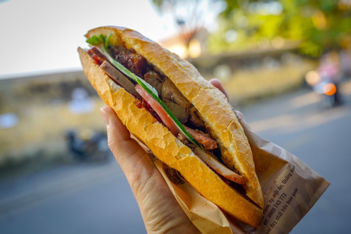 朝7時。ホテルスタッフに聞いた「バインミーフォン」に向かう。お店ではおばさ...