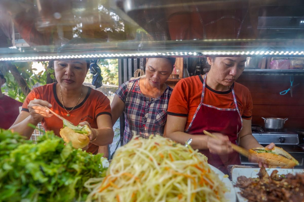朝7時。ホテルスタッフに聞いた「バインミーフォン」に向かう。お店ではおばさ...