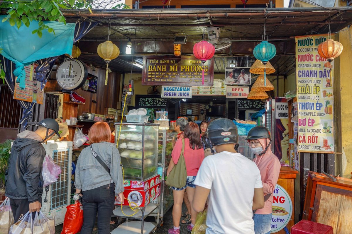 朝7時。ホテルスタッフに聞いた「バインミーフォン」に向かう。お店ではおばさ...