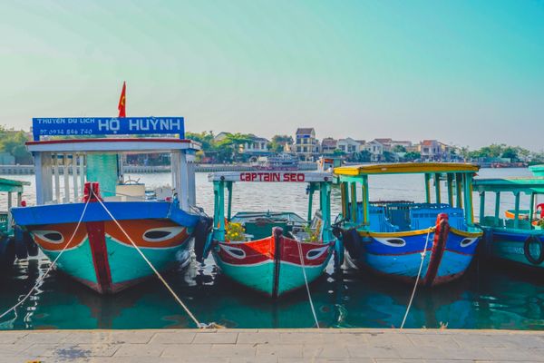 ベトナム・ダナン「ベトナム　ダナン・ホイアン」の写真：‪ずらりと並ぶ色鮮やかなツアーボート。ホ...