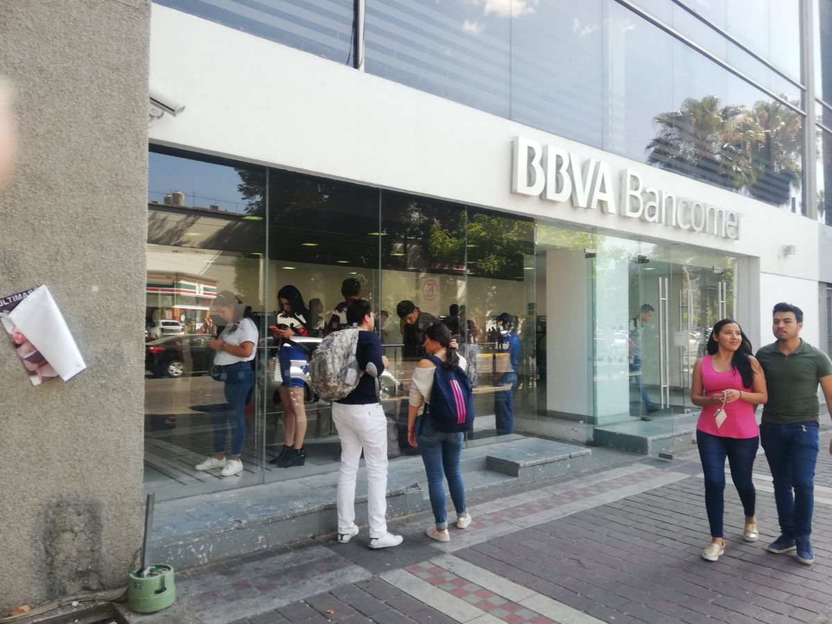 ステイ先から散歩がてらcentroまで。
メキシコの桜jacarandaが...