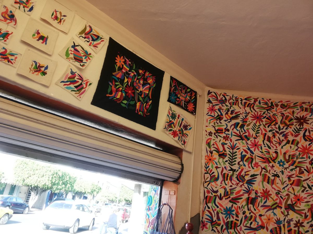 グアダラハラ中心部からローカルバスに30分ほど揺られて、「土産物を買うなら...