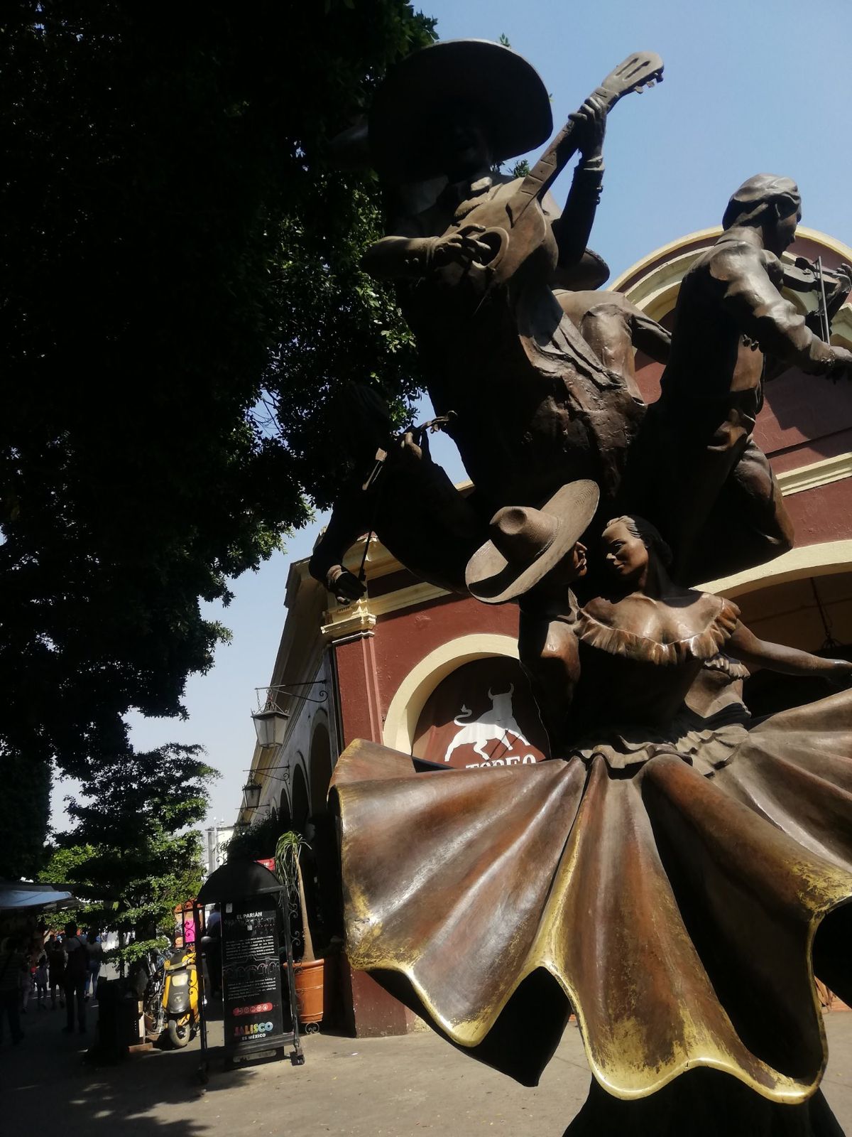 グアダラハラ中心部からローカルバスに30分ほど揺られて、「土産物を買うなら...