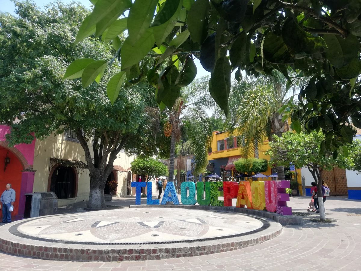 グアダラハラ中心部からローカルバスに30分ほど揺られて、「土産物を買うなら...