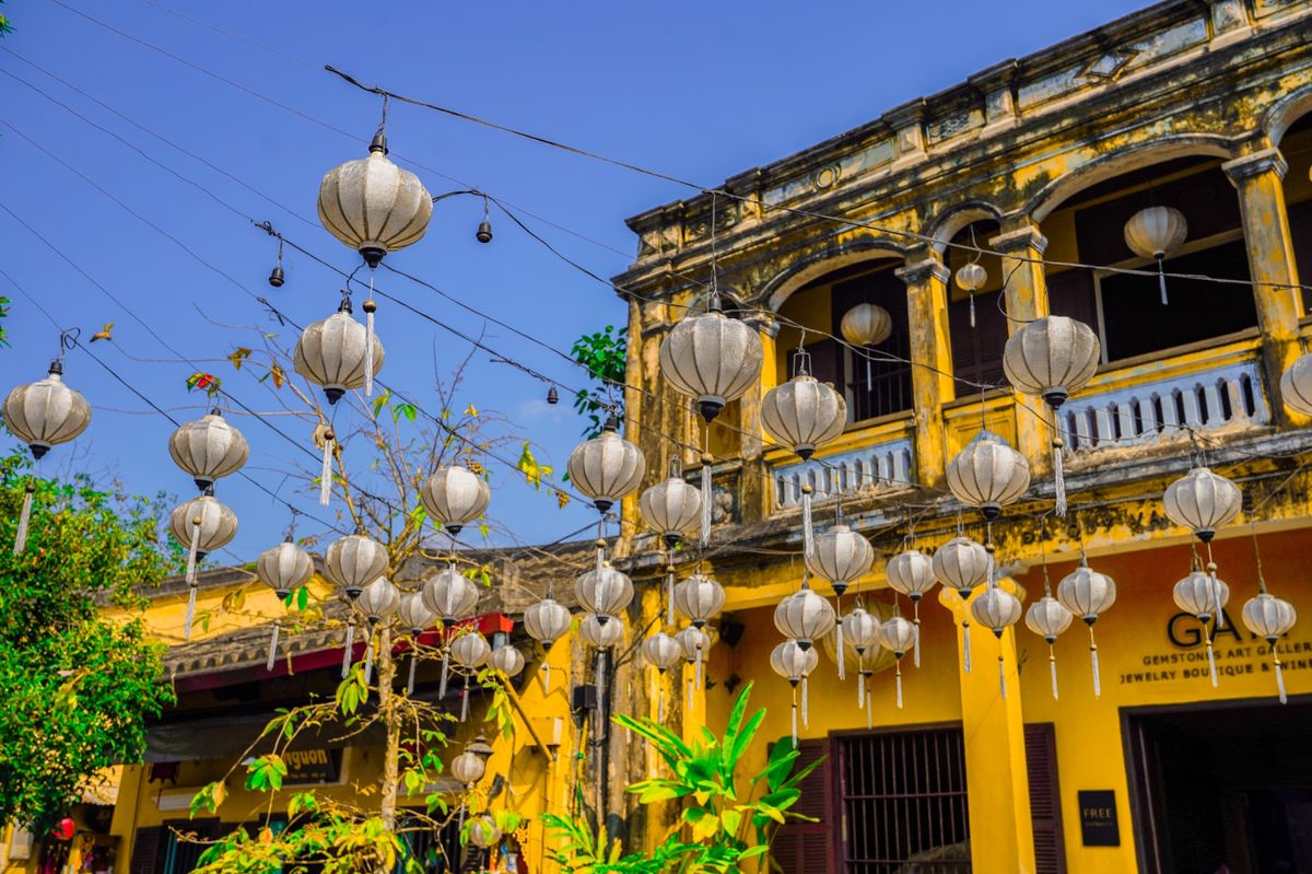 ‪旧市街に近づくにつれてランタンが増えてきた。ベトナム世界遺産の街ホイアン...