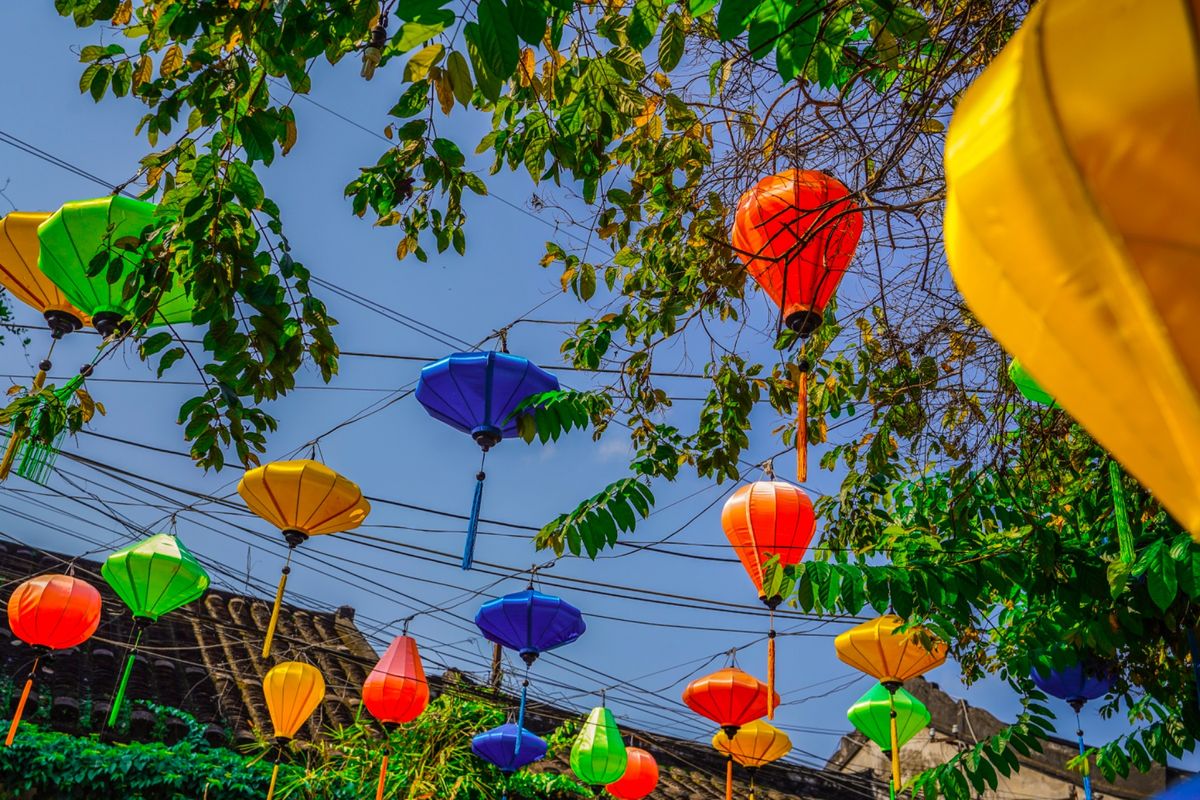 ‪旧市街に近づくにつれてランタンが増えてきた。ベトナム世界遺産の街ホイアン...