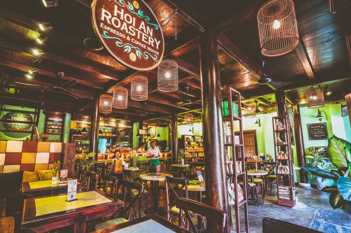 早朝にホテルを出てバインミーを食べ街を歩く。起きてからまだ何も飲んでいなか...