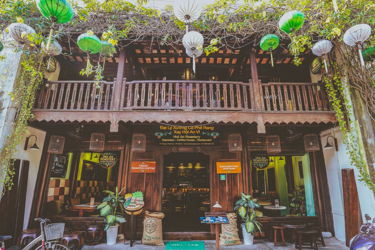 早朝にホテルを出てバインミーを食べ街を歩く。起きてからまだ何も飲んでいなか...