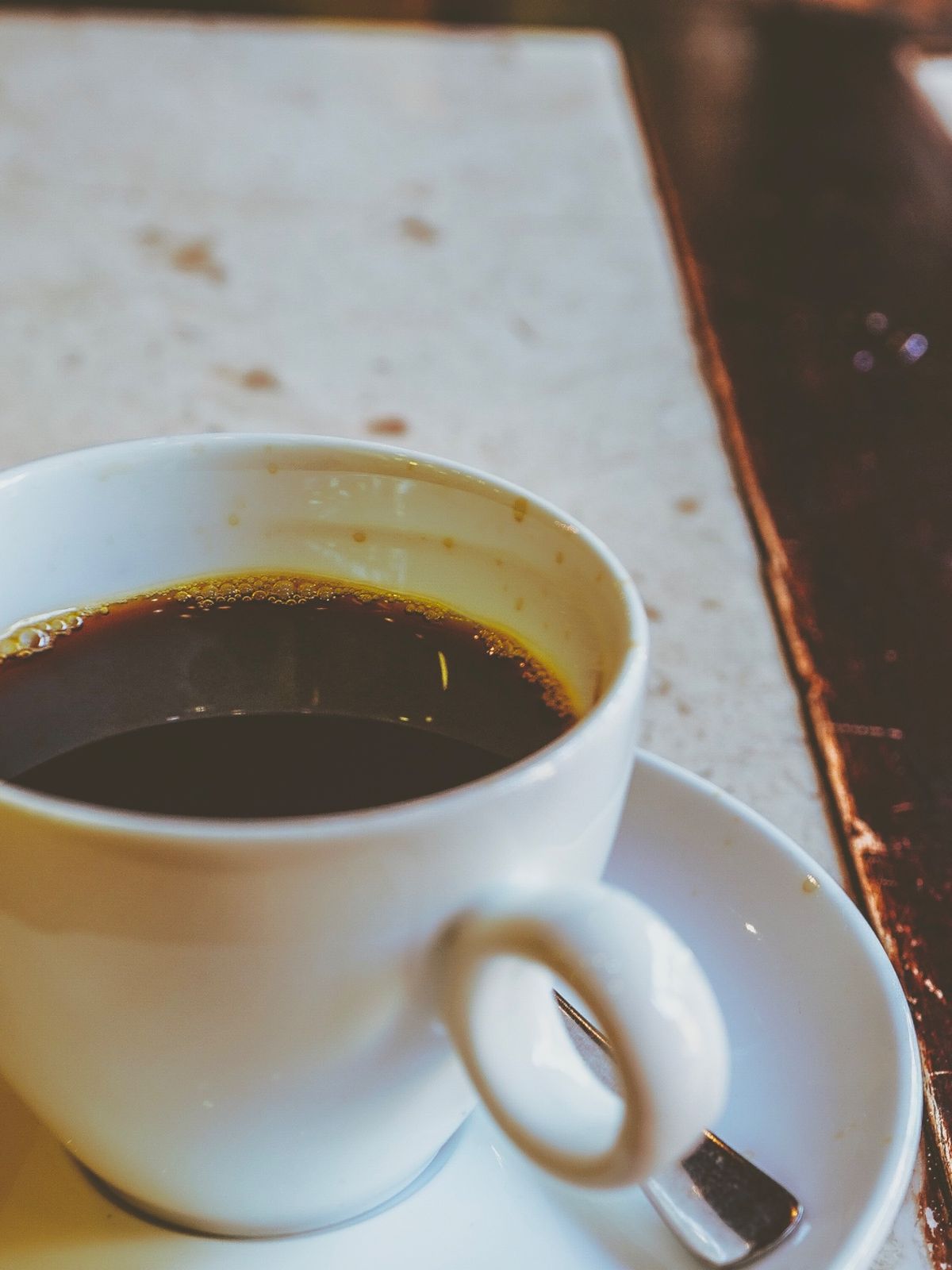 早朝にホテルを出てバインミーを食べ街を歩く。起きてからまだ何も飲んでいなか...