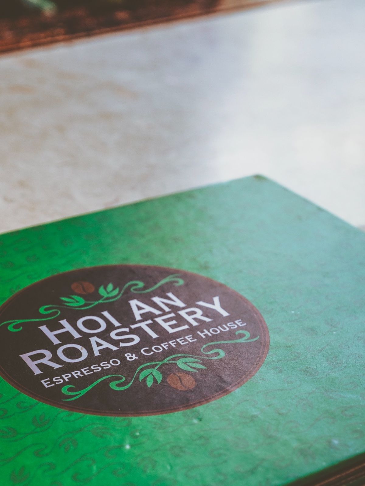 早朝にホテルを出てバインミーを食べ街を歩く。起きてからまだ何も飲んでいなか...