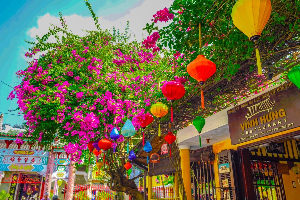 バンランとランタン。この二つを同時に見れる場所を探した。日本橋の手前に広東...