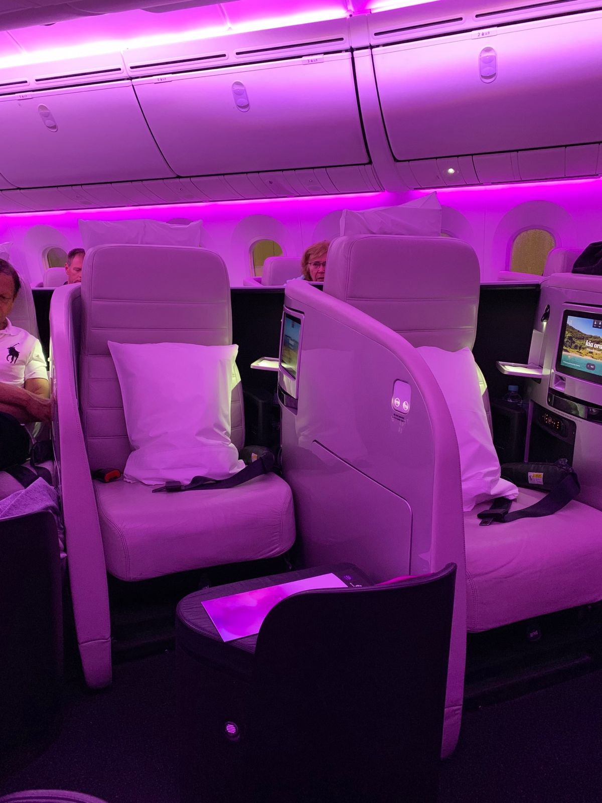 ニュージーランド出発！シートが斜めで機内チャットができる！