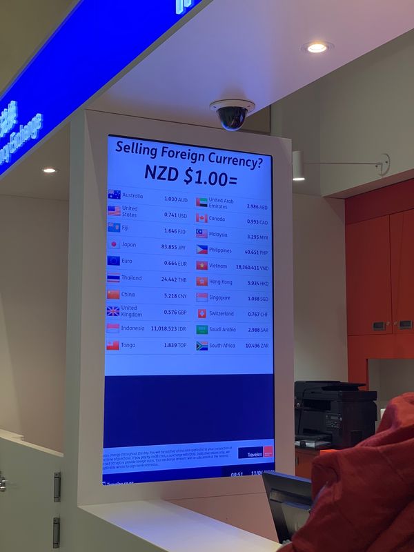 ニュージーランド・ワイトモ「ニュージーランド レンタカーで行き当たりばったりの旅」の写真：空港で両替。日本の空港とさほど変わらず