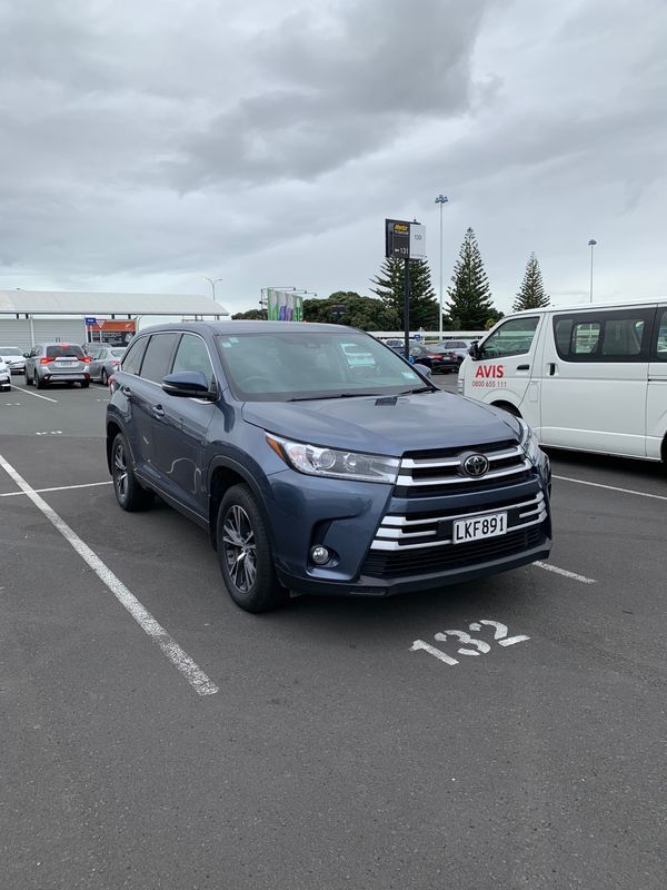 ニュージーランド・ワイトモ「ニュージーランド レンタカーで行き当たりばったりの旅」の写真：ニュージーランドは車で移動。でかい！