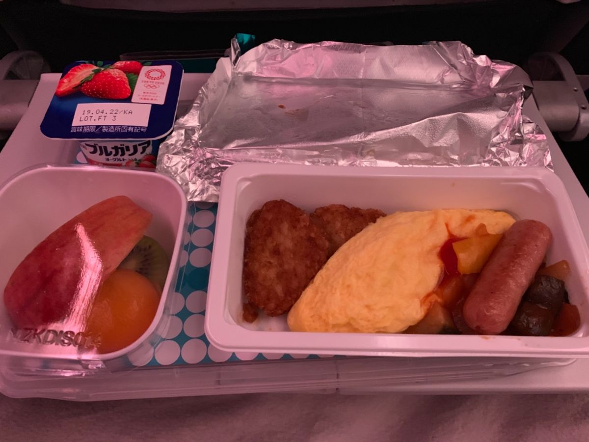 ニュージーランドに向かう機内。
機内食も白ワインもめちゃ美味い。
美しい日...