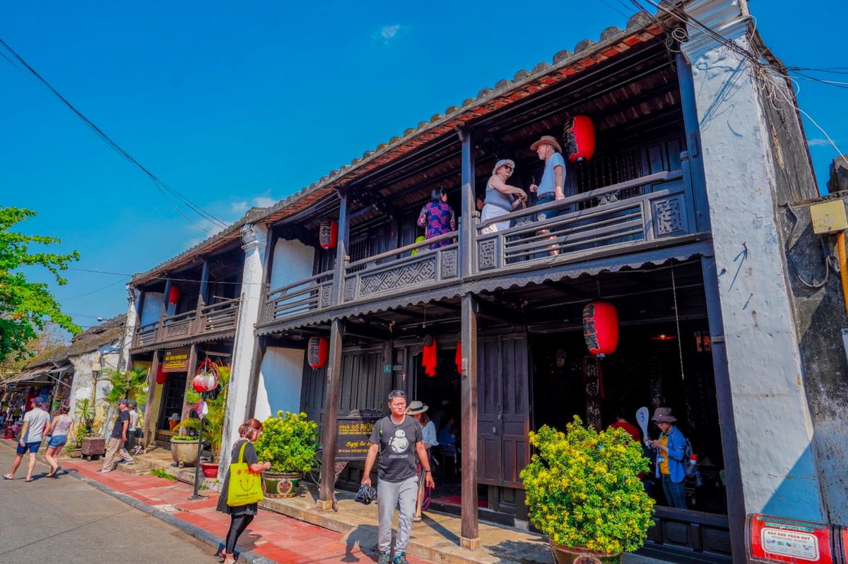 日本橋を渡ると黒い建物の前に人だかりができていた。入り口に看板がある。何か...