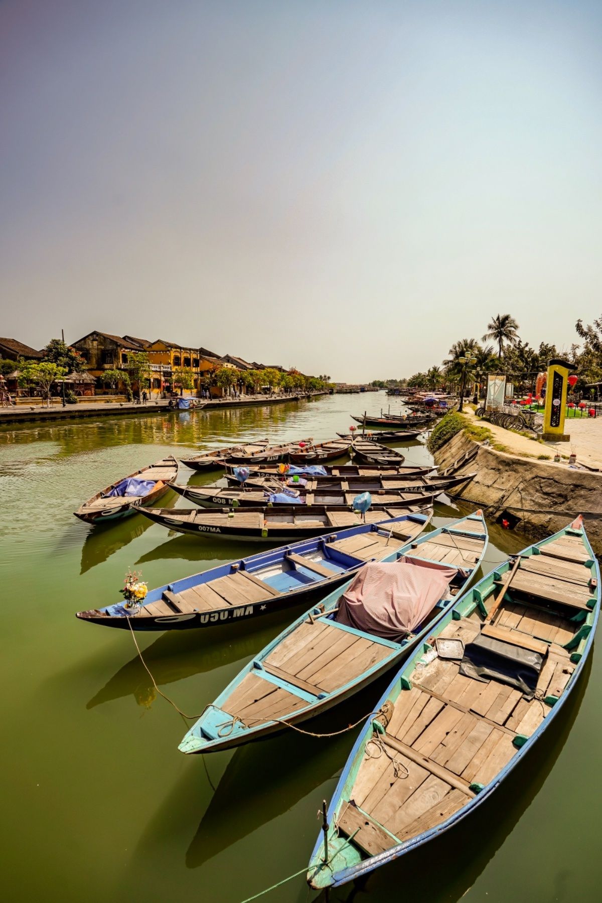 トゥボン川の辺りで老婆が声をかけてきた。訛った英語で何もわからなかったが、...