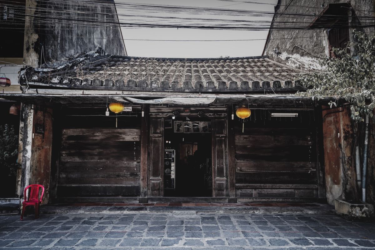 チャンフー通りを歩いていると一際古い建物があった。店内にはベトナム戦争の写...