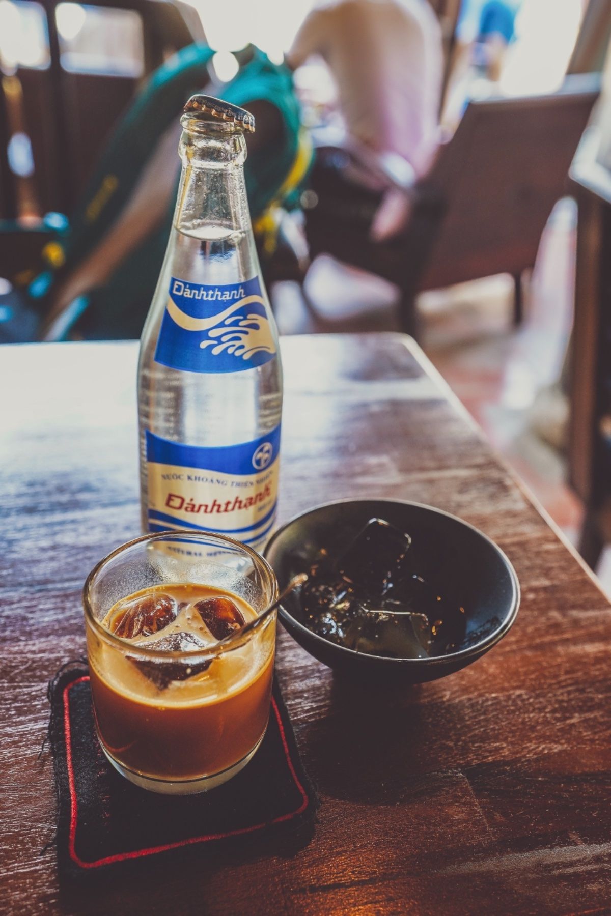 小さいコップにコンデンスミルク。その上に濃いめのコーヒー。スプーンで混ぜて...