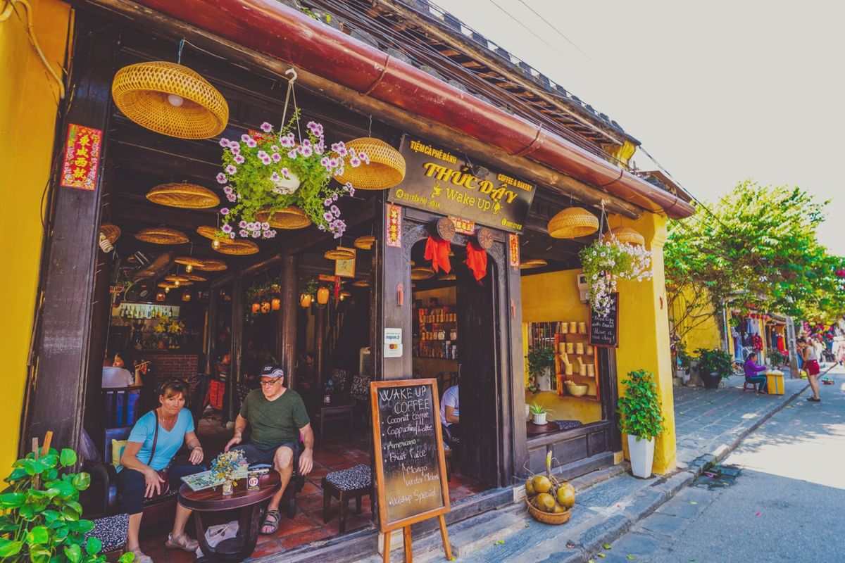 小さいコップにコンデンスミルク。その上に濃いめのコーヒー。スプーンで混ぜて...