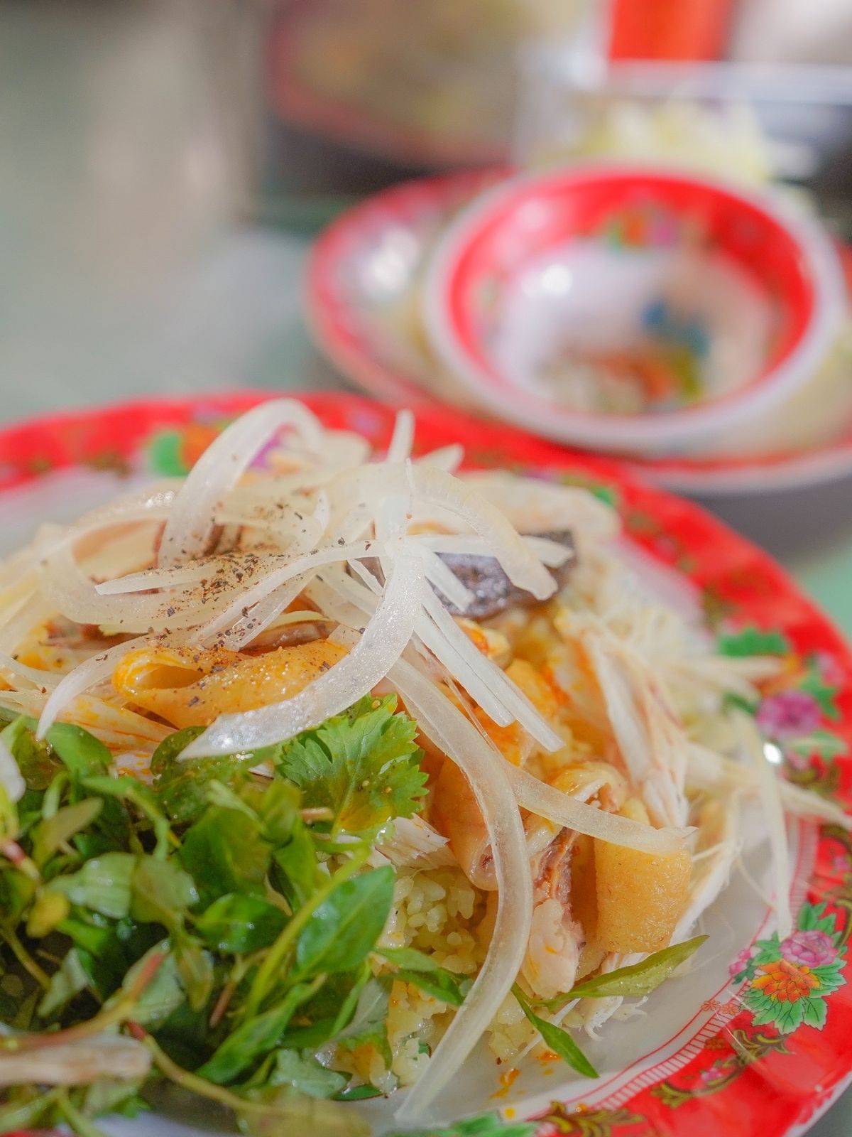 ベトナムの名物料理と言えばフォーやバインミーがあるがコムガーもその一つだ。...