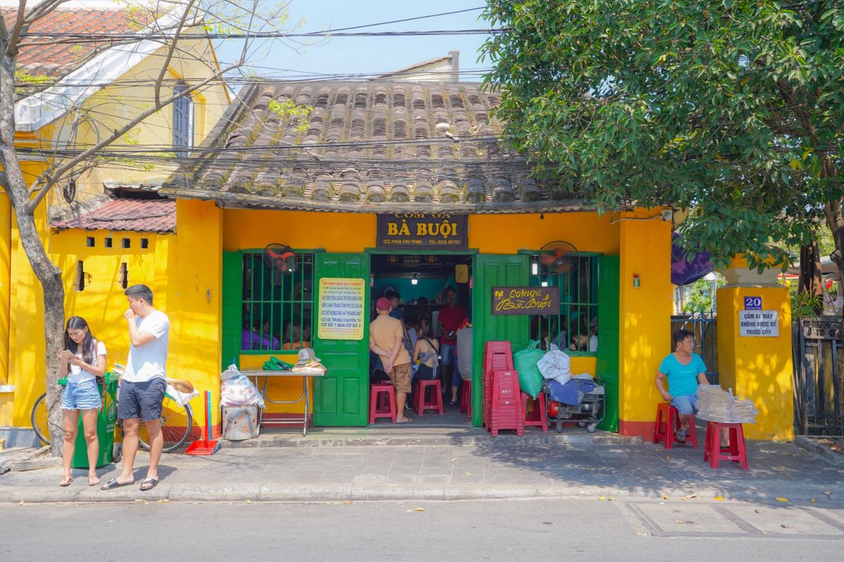 ベトナムの名物料理と言えばフォーやバインミーがあるがコムガーもその一つだ。...