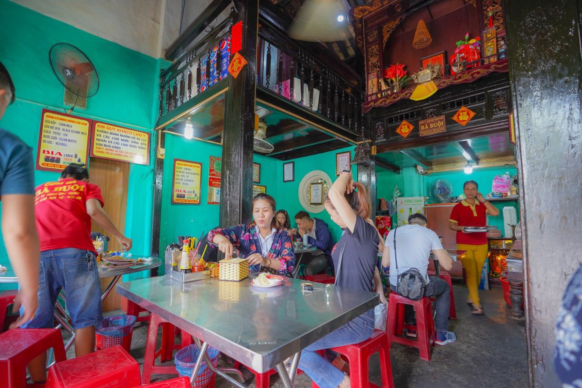 ベトナムの名物料理と言えばフォーやバインミーがあるがコムガーもその一つだ。...