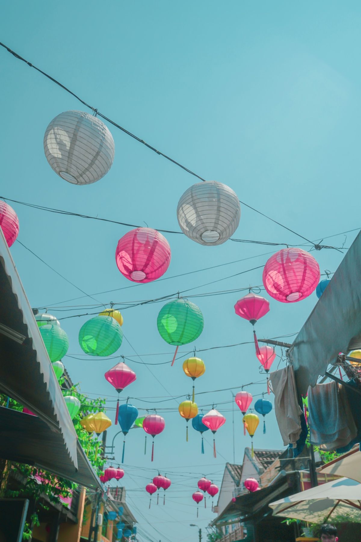 淡いランタン。ホイアン洋服市場。