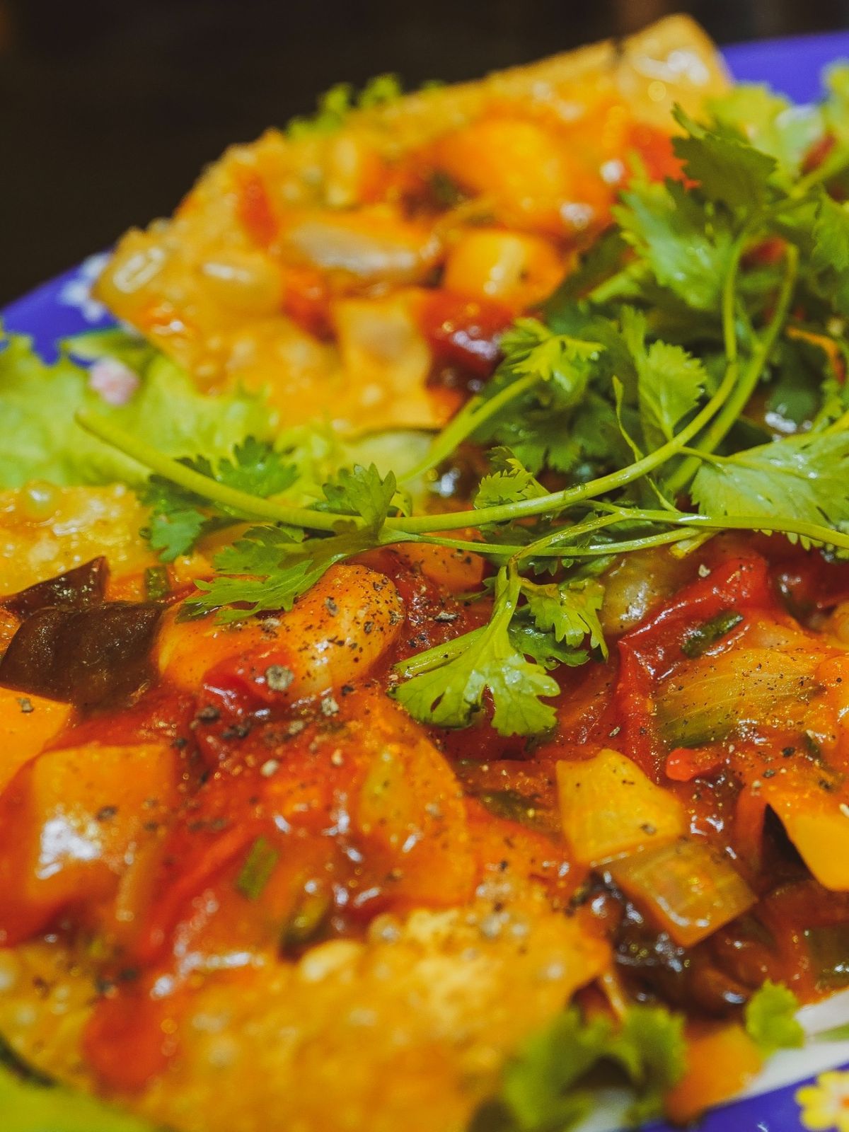 ‪ホイアンの5大名物に「ホワイトローズ」と「揚げワンタン」がある。その製造...