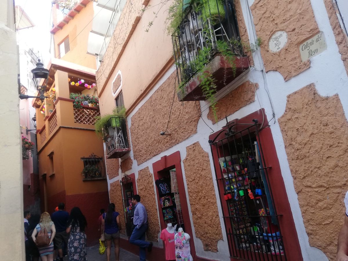カラフルな街並みからメキシコ一綺麗とも言われる世界遺産の街グアナファト。ピ...