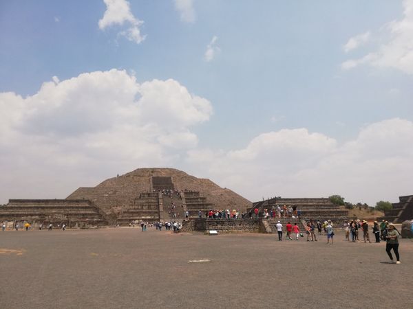 メキシコ・Guadalajara「中南米放浪記 2019 🇲🇽」の写真：アステカの遺跡テオティワカン。広大な敷地...