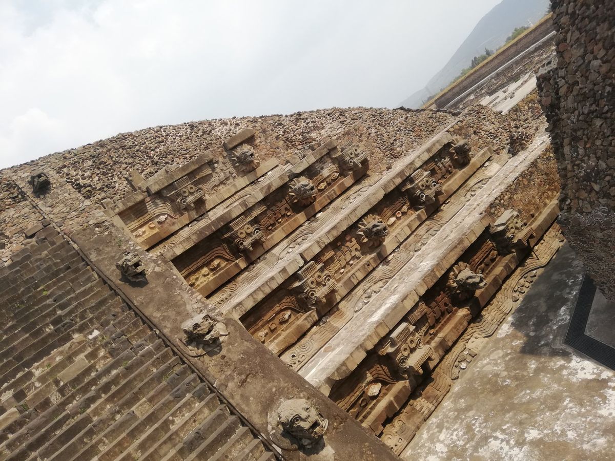 アステカの遺跡テオティワカン。広大な敷地内で一際目立つのは月と太陽の各ピラ...