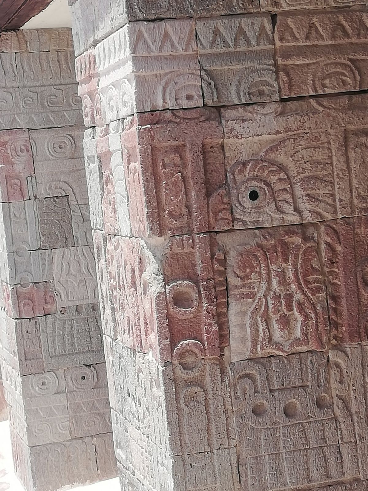 アステカの遺跡テオティワカン。広大な敷地内で一際目立つのは月と太陽の各ピラ...