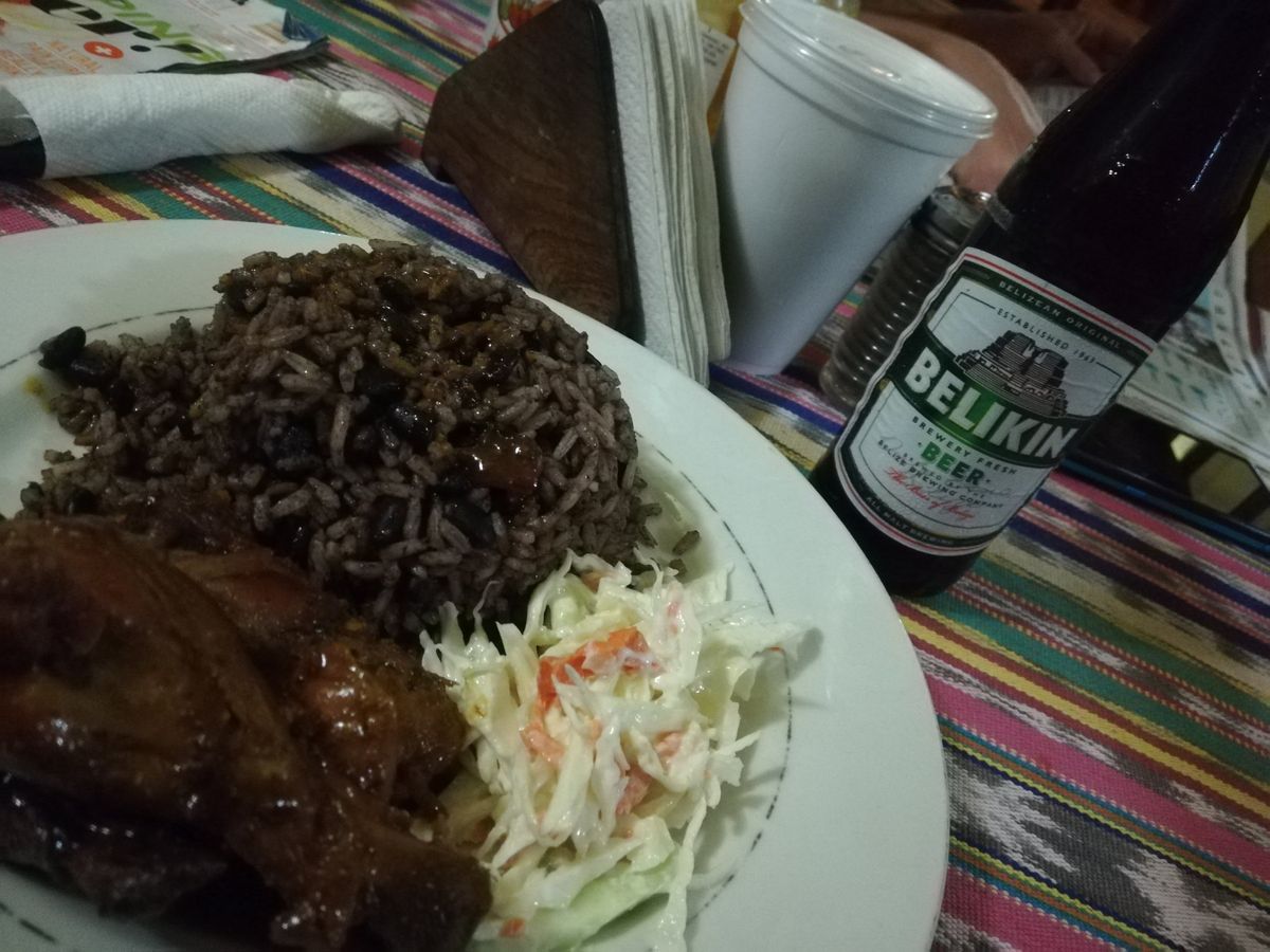 世界第2位の規模のバリアリーフがあるベリーズ。有名なのは沖合にあるブルーホ...