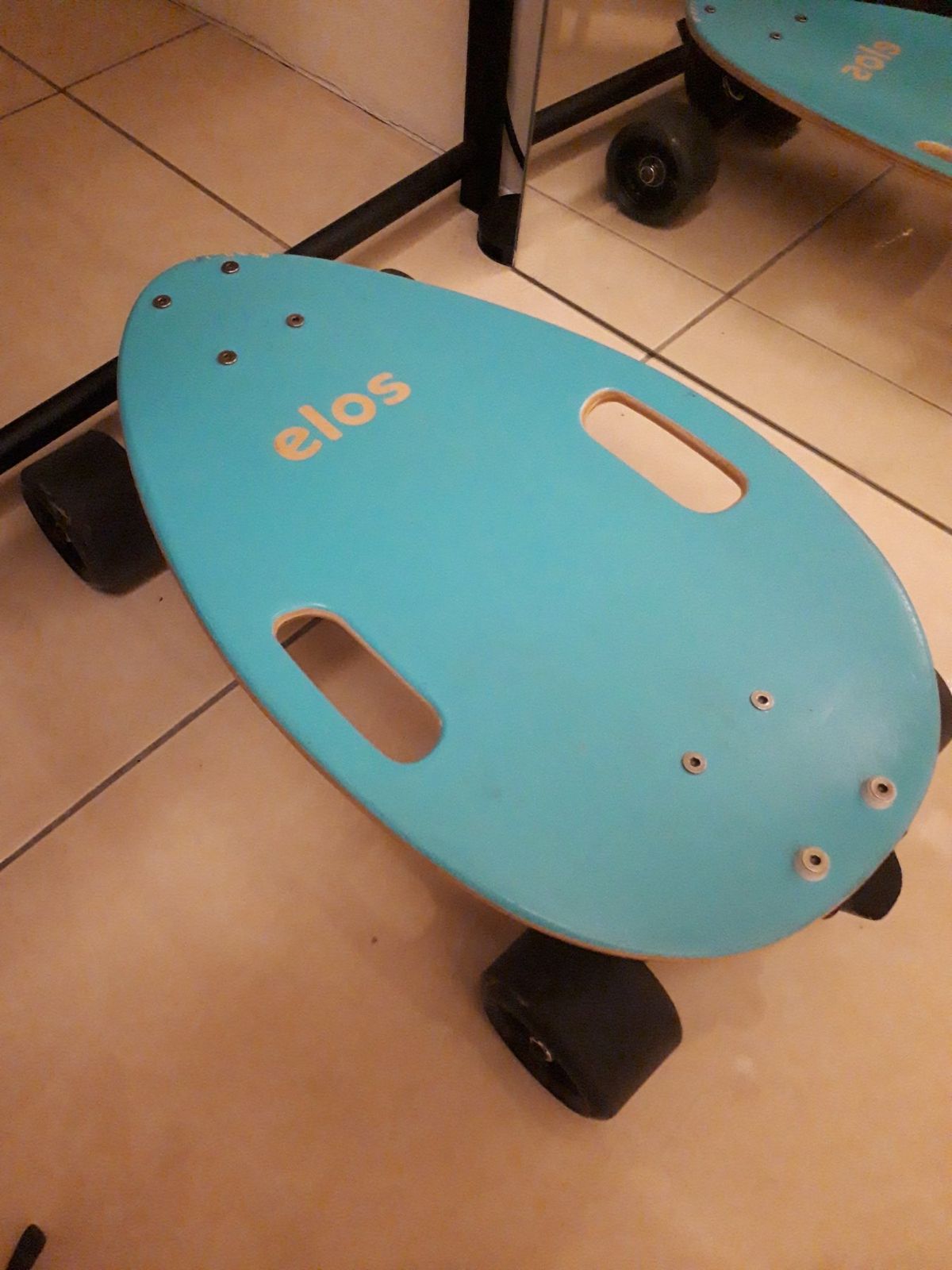 台湾ついたら泊まる予定の地域がめっちゃ自動車工場とかの荒々しい感じの地域で...