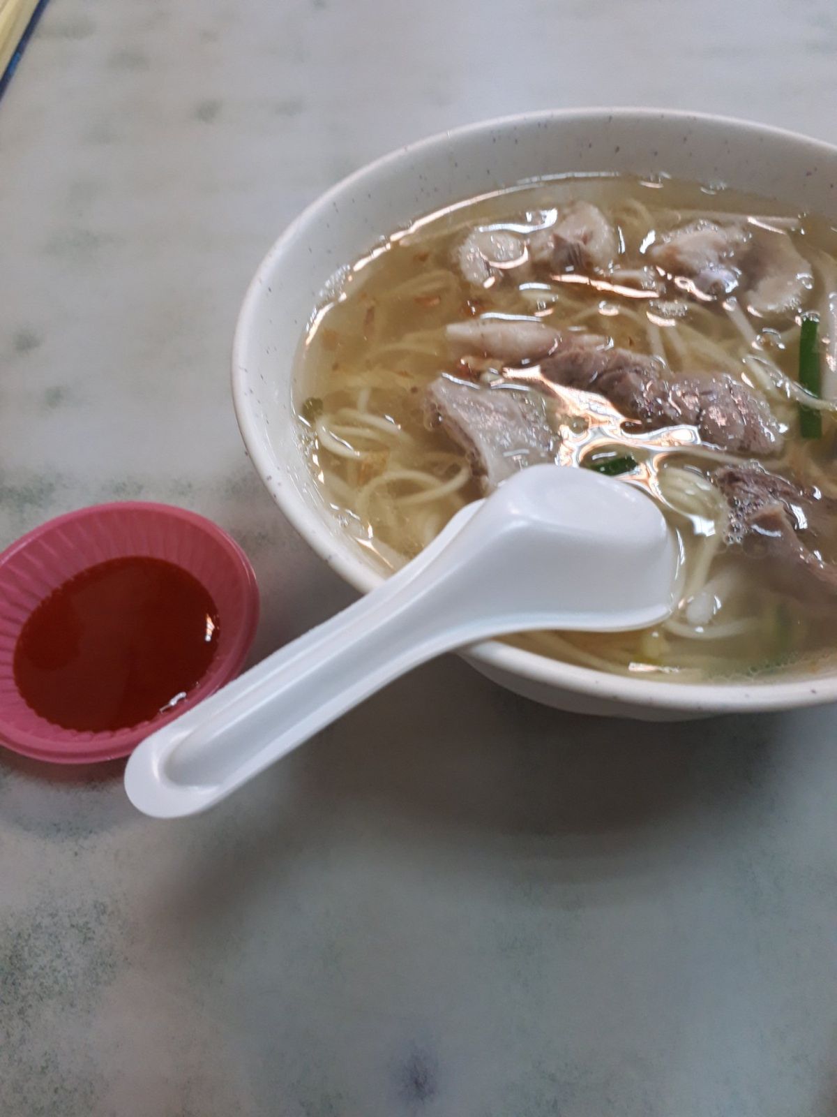 台湾ついたら泊まる予定の地域がめっちゃ自動車工場とかの荒々しい感じの地域で...