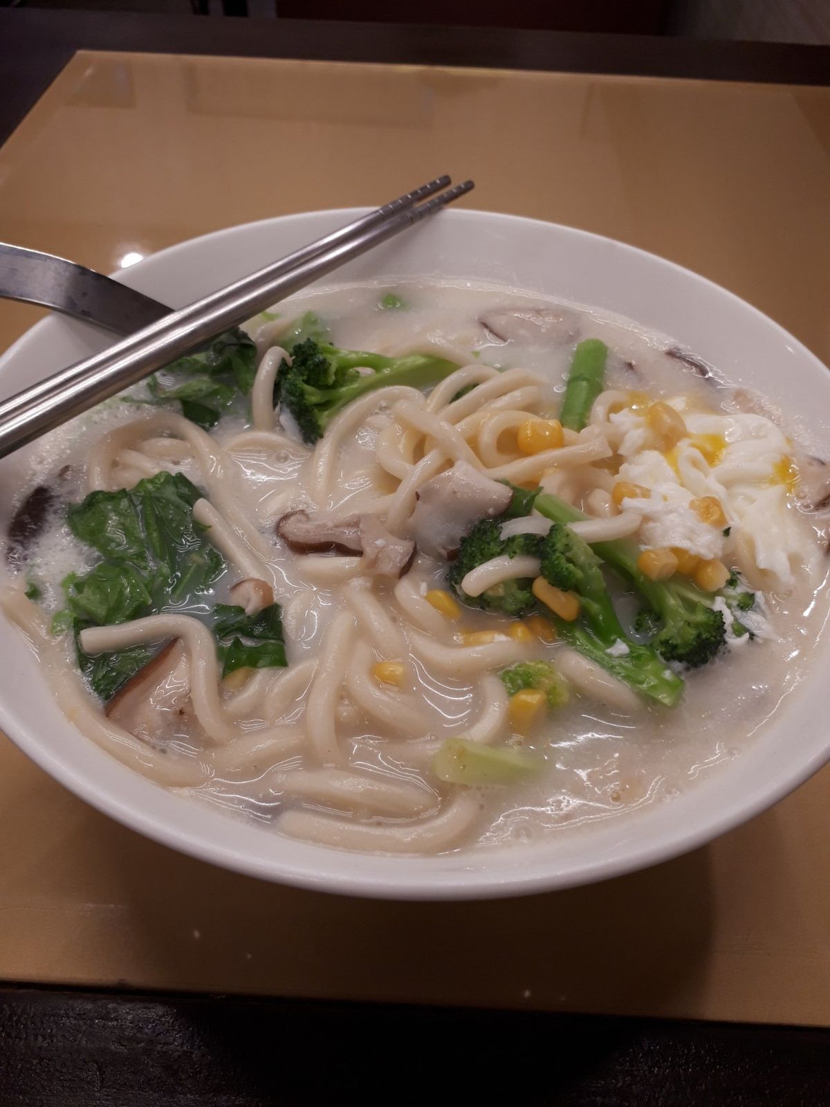 あー腹減ったなんか食べよ！今日は昨日のファストフードっぽいのじゃなくてガッ...