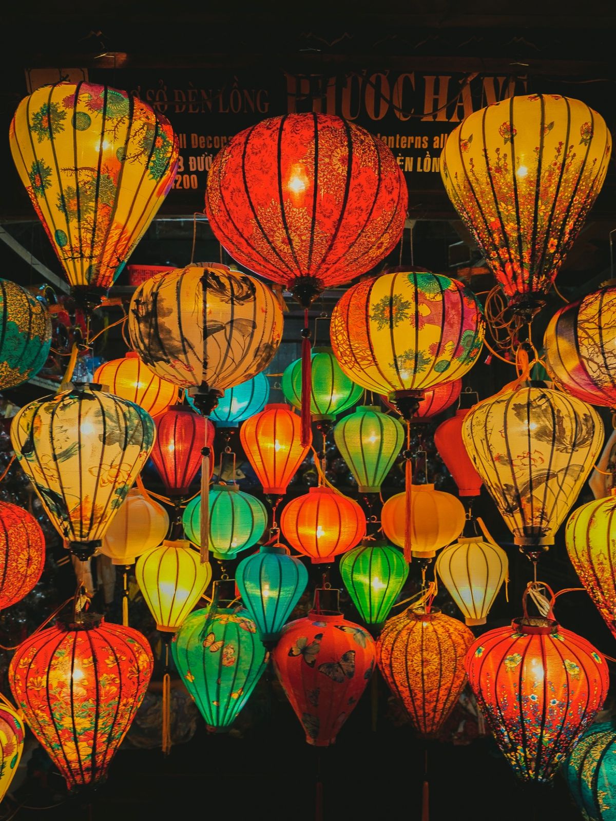 日が完全に落ちる。ナイトマーケットに入ると、ホイアン定番のランタンが、所狭...