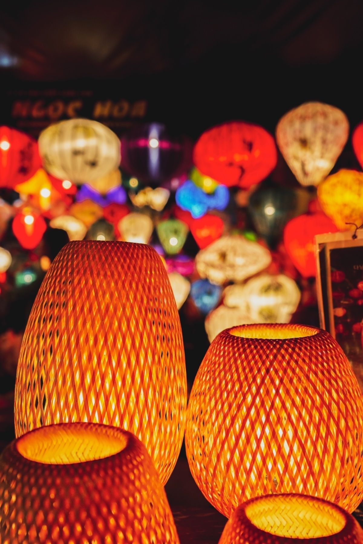日が完全に落ちる。ナイトマーケットに入ると、ホイアン定番のランタンが、所狭...