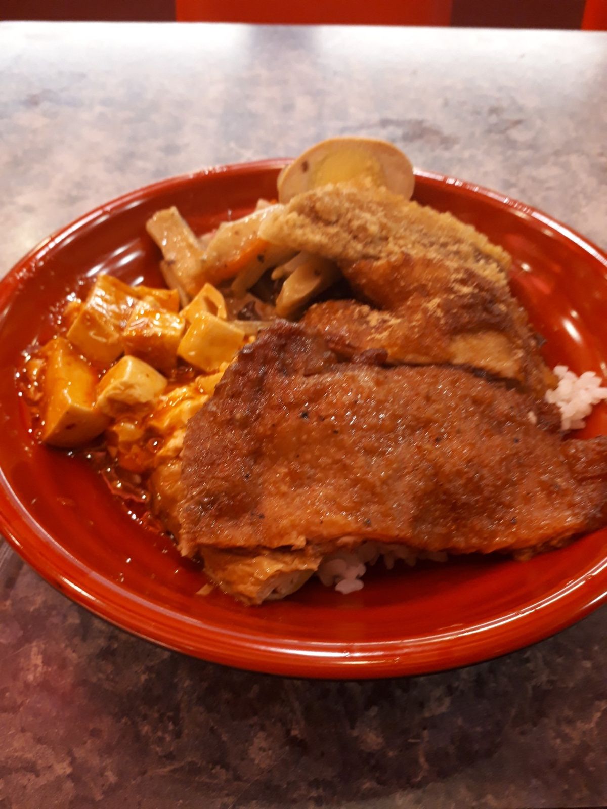 めっちゃ肉入った料理来た！
市場をさんざんウロウロした挙げ句、今日は趣向を...