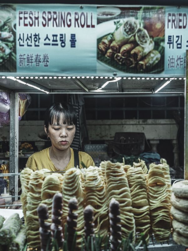 ベトナム・ダナン「ベトナム　ダナン・ホイアン」の写真：食べ物やお土産屋などの屋台が立ち並ぶホイ...