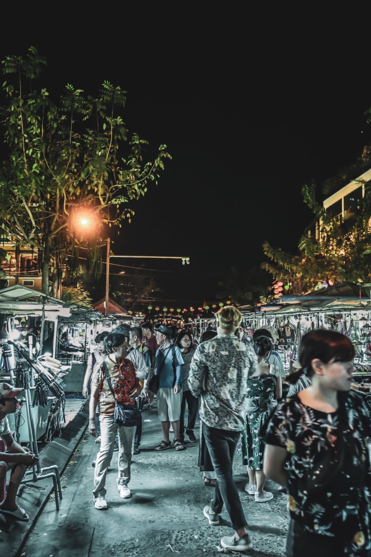食べ物やお土産屋などの屋台が立ち並ぶホイアンナイトマーケット。まるでお祭り...