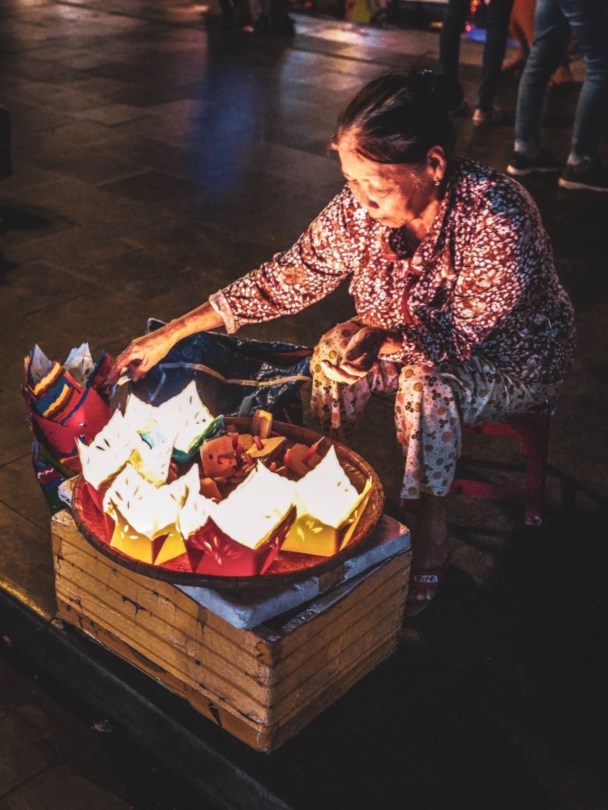 ナイトマーケットから旧市街に戻ってきた。トゥボン川では灯籠流しが始まってい...