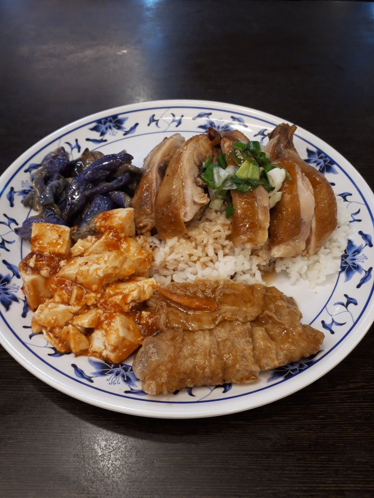 完全に飯日記になってますが開発合宿である以上宿命とも言えます。毎日家から徒...