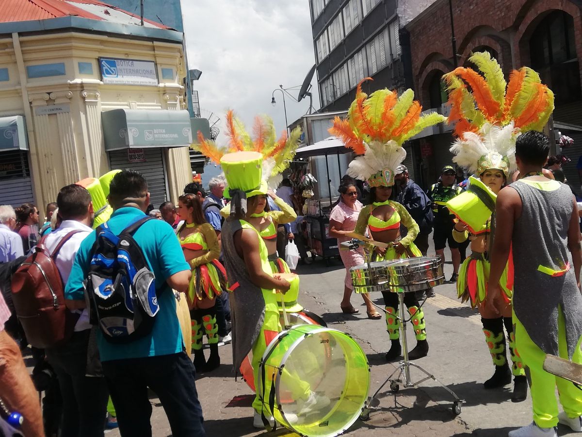 軍隊を持たず、教育や自然保護に力を入れており、国民の幸福度も常に世界トップ...